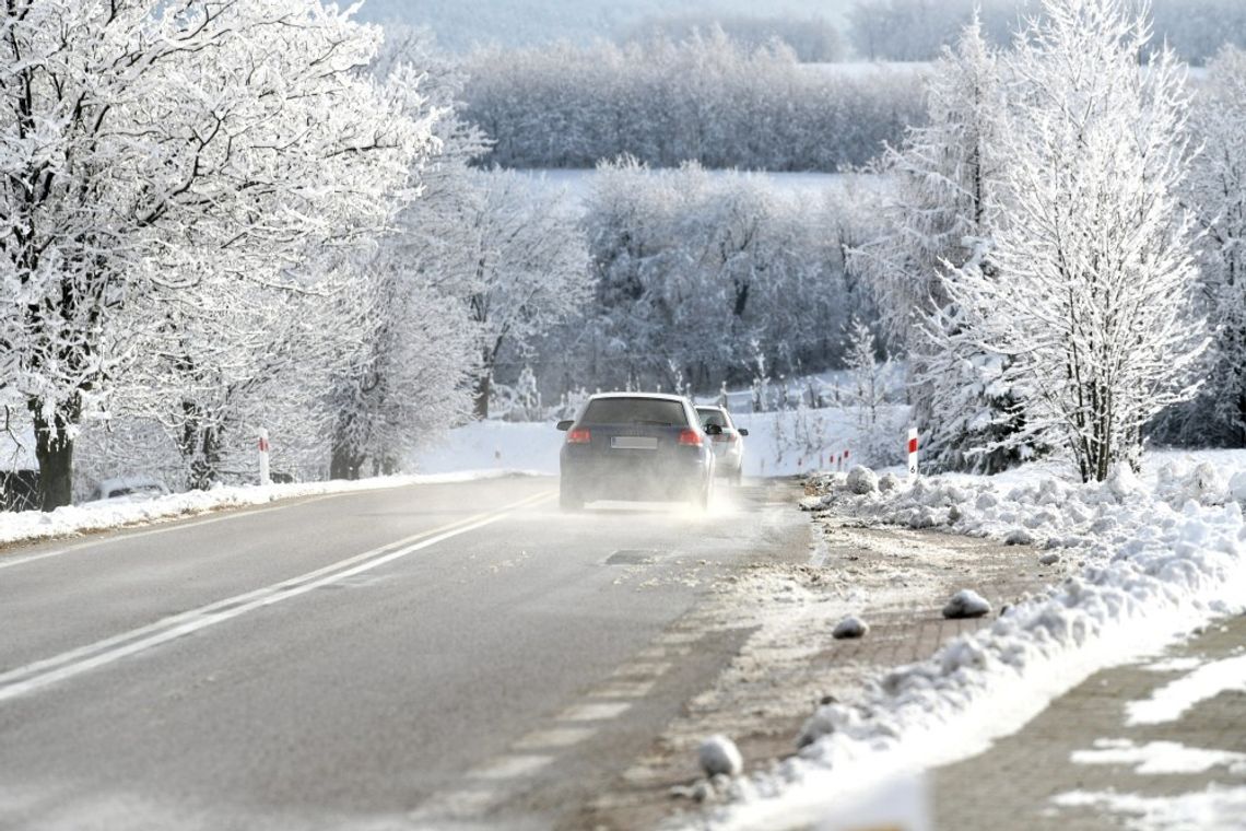 GDDKiA: Ślisko na drogach; jazdę utrudnia padający śnieg i błoto pośniegowe