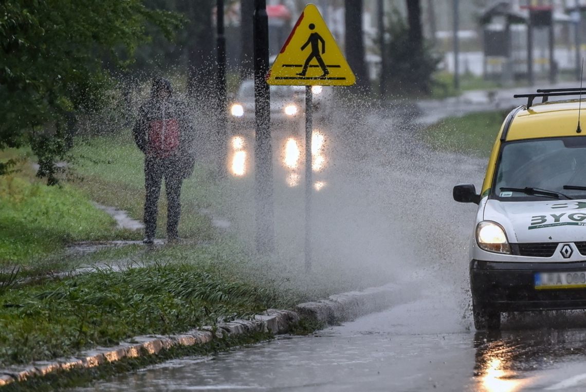 IMGW ostrzega: Intensywny deszcz w ośmiu województwach