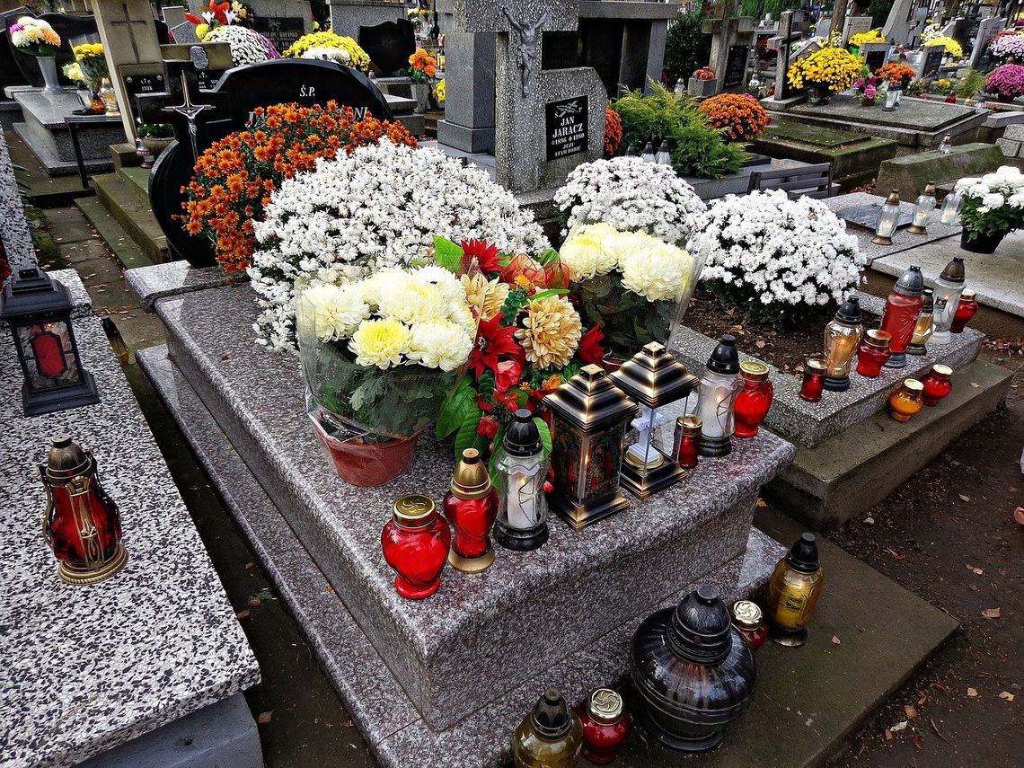 Immunolog P.Grzesiowski: 1 listopada cmentarze powinny być zamknięte