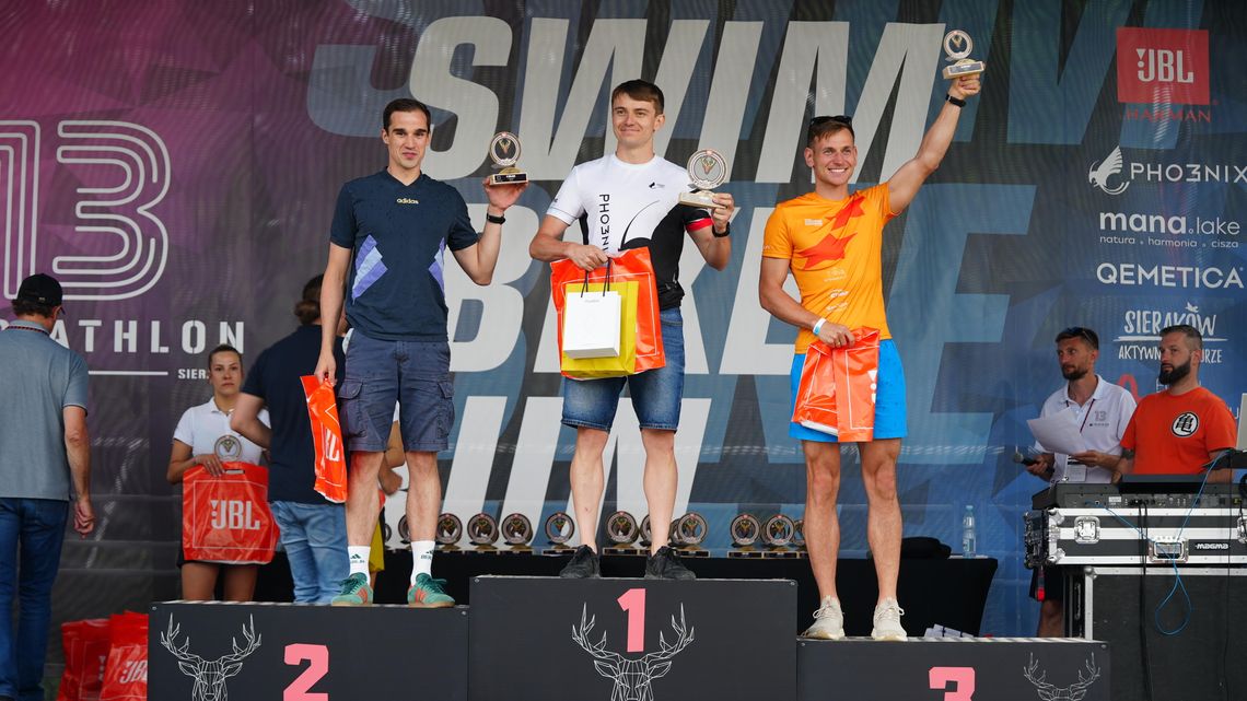 Karol Ondra z Bydgoszczy z brązem w kategorii M30–34 podczas niedzielnych zawodów JBL Triathlon Sieraków 2025