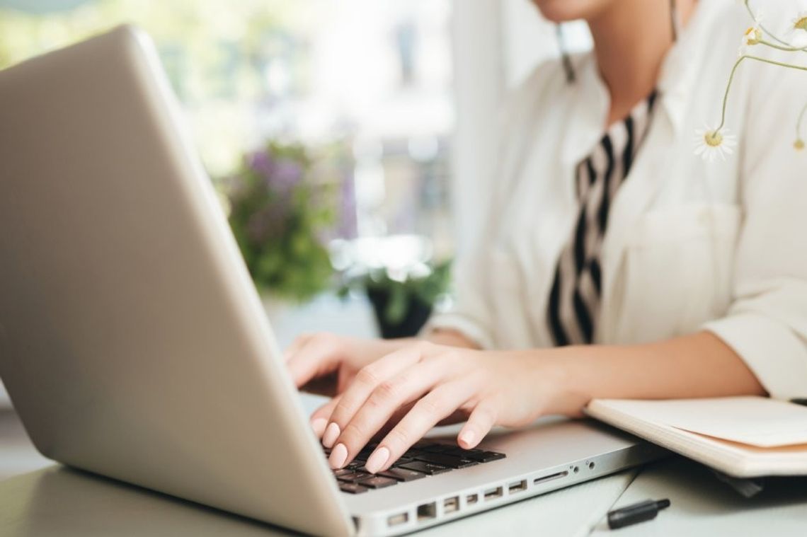 Krótkie umowy o dzieło dominują. ZUS podsumowuje 2025 rok