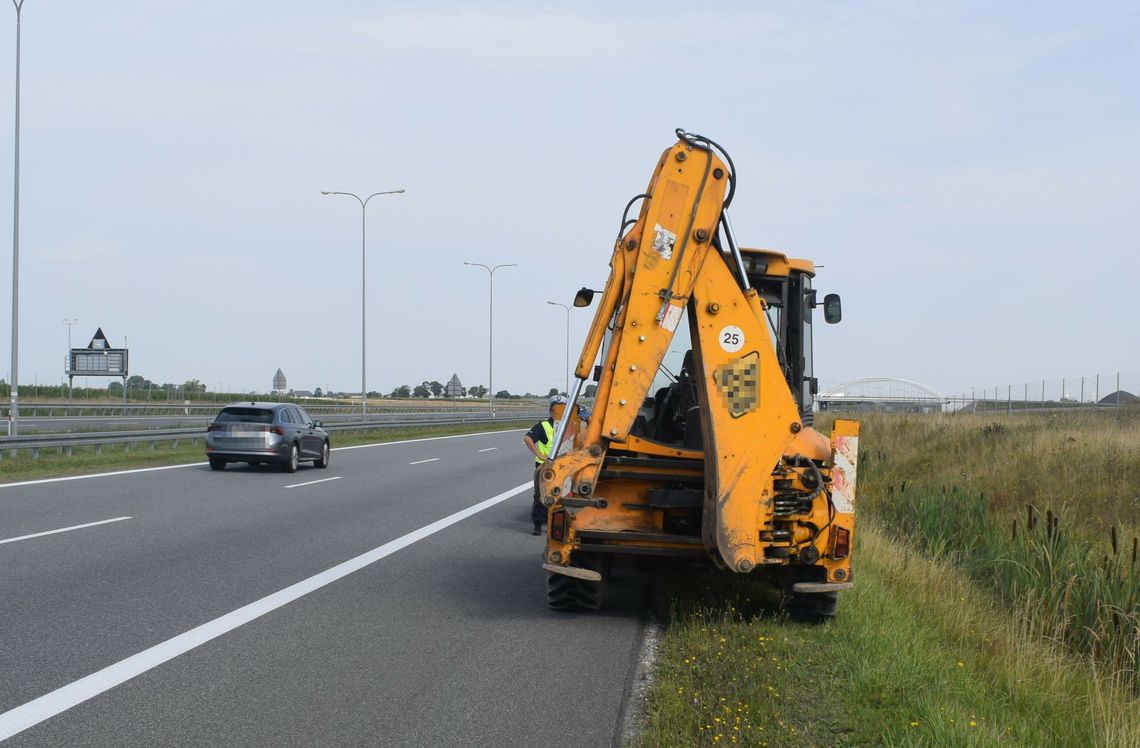 Kujawsko-pomorskie: Koparko-ładowarką jechał po autostradzie A-1