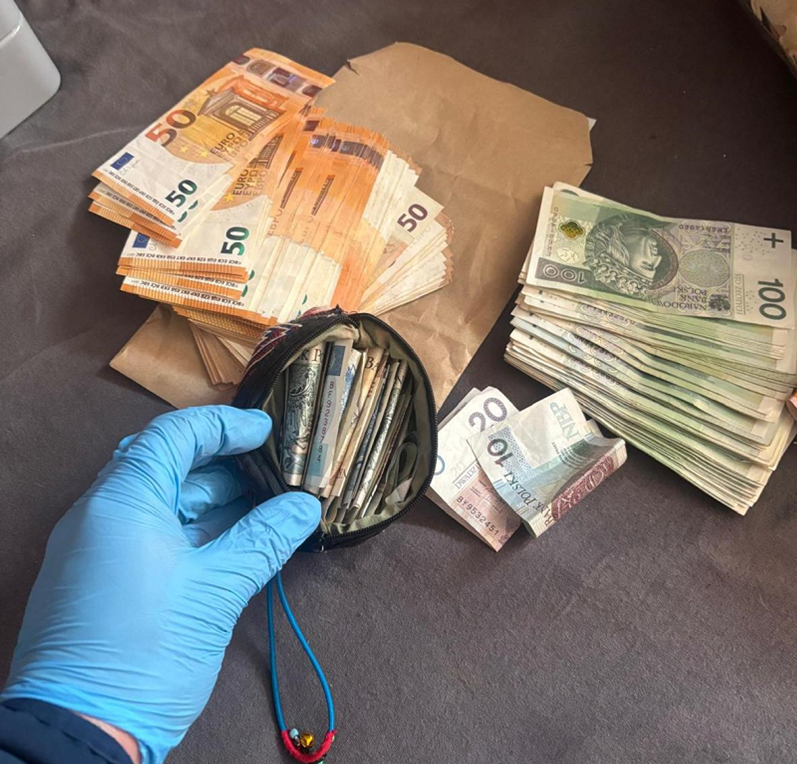 Kujawsko-pomorskie: Nielegalne przesyłki z narkotykami trafiały do paczkomatów