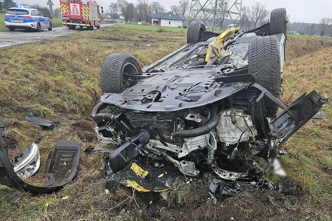 Kujawsko-pomorskie: Wjechał pod przejeżdżający pociąg. Zignorował znak "stop"