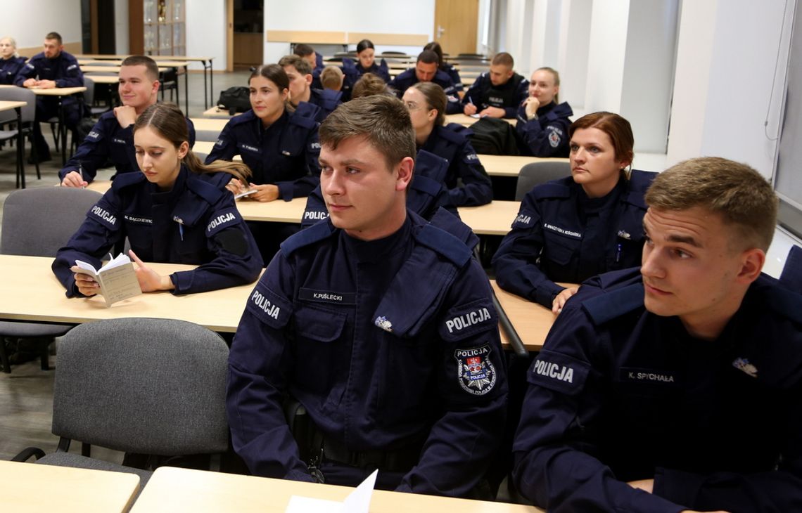 Kursanci ze szkoły policyjnej ruszają w teren z bydgoskimi policjantami
