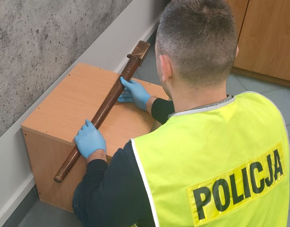 Mieszkaniec regionu spacerował po mieście z nogą od stołu i odgrażał się mieszkańcom