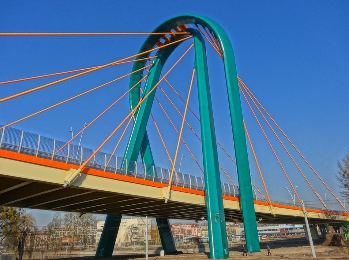 Most Uniwersytecki w barwach niebieskich, białych i czerwonych. Bydgoszcz solidarna z Francuzami