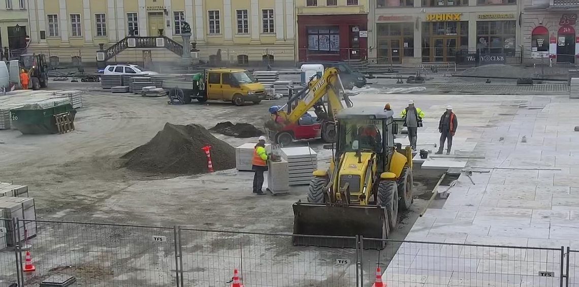 Na Starym Rynku rozpoczęły się prace przy przebudowie chodników