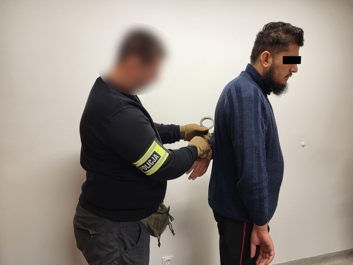 Nielegalni imigranci z Pakistanu i Afganistanu zatrzymani przez bydgoskich policjantów. Za kratami są również dwaj obywatele Ukrainy za pomoc w nielegalnym przekroczeniu granicy RP Nielegalni imigranci z Pakistanu i Afganistanu zatrzymani przez bydgoskich policjantów. Za kratami są również dwaj obywatele Ukrainy za pomoc w nielegalnym przekroczeniu granicy RP