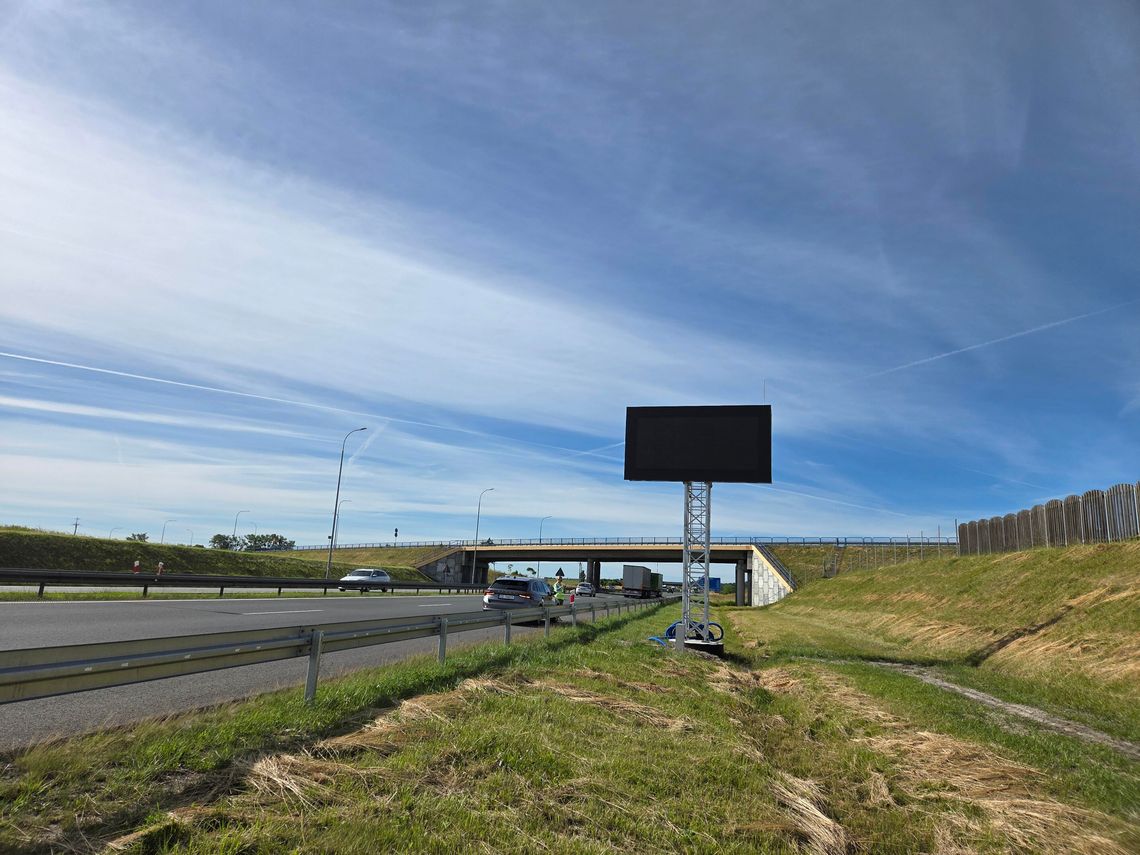 Nowe tablice informacyjne LED na AmberOne A1 zwiększą bezpieczeństwo kierowców. Efekt projektu "(Nie)bezpiecznie w korku" Nowe tablice informacyjne LED na AmberOne A1 zwiększą bezpieczeństwo kierowców. Efekt projektu "(Nie)bezpiecznie w korku"