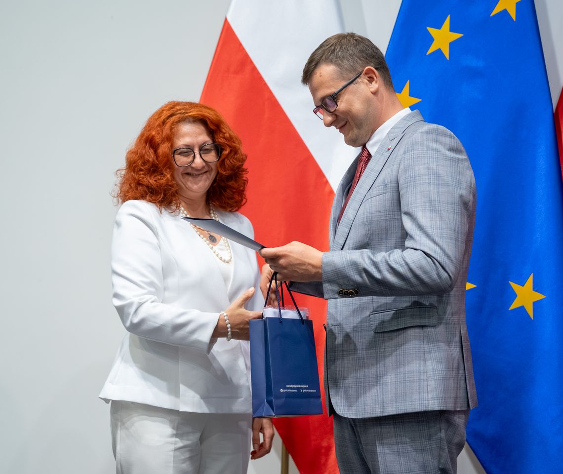 Nowi obywatele Rzeczypospolitej Polskiej. Wojewoda wręczył decyzje 33 osobom