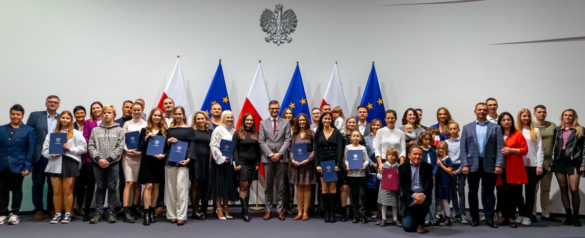 Nowi obywatele w regionie. Uroczystość wręczenia aktów nadania obywatelstwa polskiego i decyzji o uznaniu za obywatela polskiego