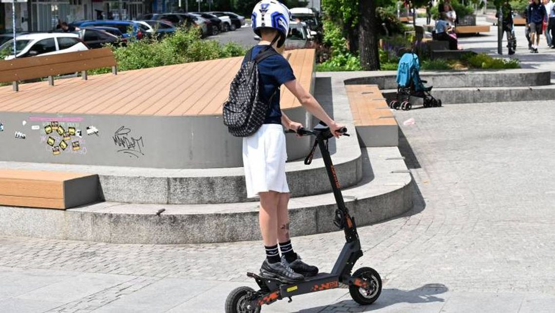 Od środy obowiązek używania kasków przez młodych rowerzystów i kierujących e-hulajnogami