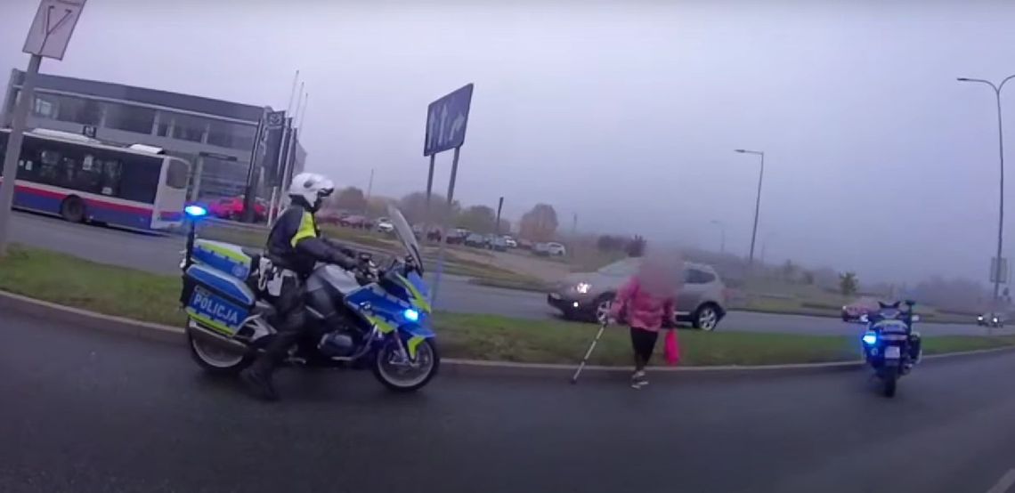 Patrol na motocyklach pomógł starszej bydgoszczance [WIDEO]