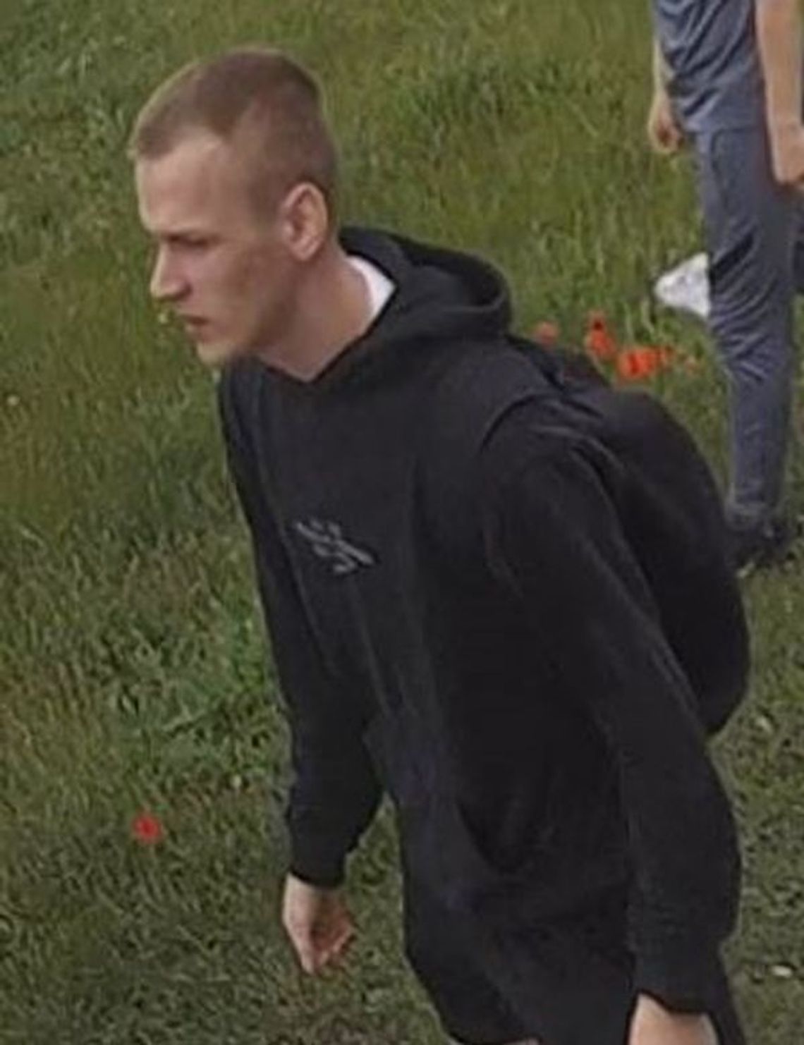 Pobicie z uszkodzeniem ciała. Czy ktoś rozpoznaje tych mężczyzn?