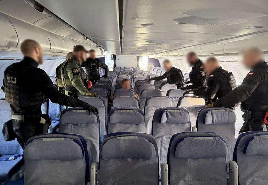 Policjanci doskonalili taktykę reagowania na zagrożenia na pokładzie samolotu Policjanci doskonalili taktykę reagowania na zagrożenia na pokładzie samolotu