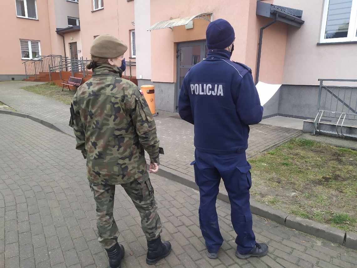 Policjanci i żołnierze WOT sprawdzają osoby na kwarantannie w kujawsko-pomorskim 