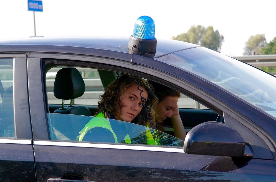 Policjanci kontrolowali, czy kierowcy korzystają z telefonu podczas jazdy samochodem