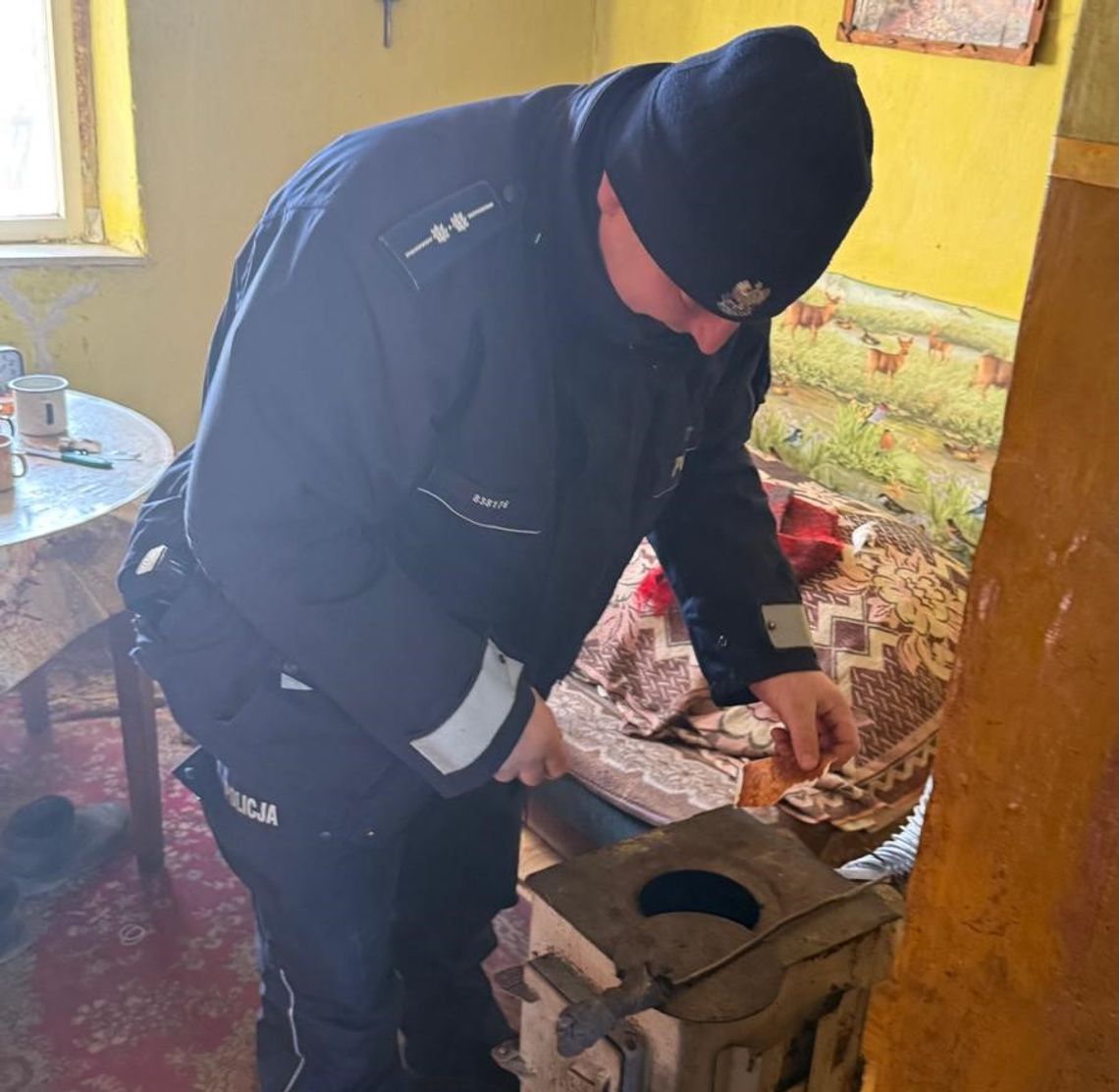 Policjanci z Izbicy Kujawskiej pomogli 93-latkowi zagrożonemu wychłodzeniem, który odwdzięczył się recitalem