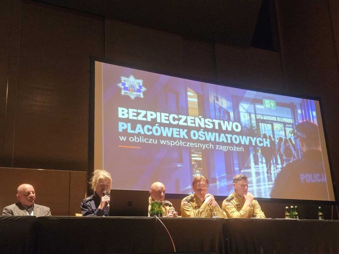 Policjanci z regionu szkolą dyrektorów placówek oświatowych w zakresie bezpieczeństwa Policjanci z regionu szkolą dyrektorów placówek oświatowych w zakresie bezpieczeństwa