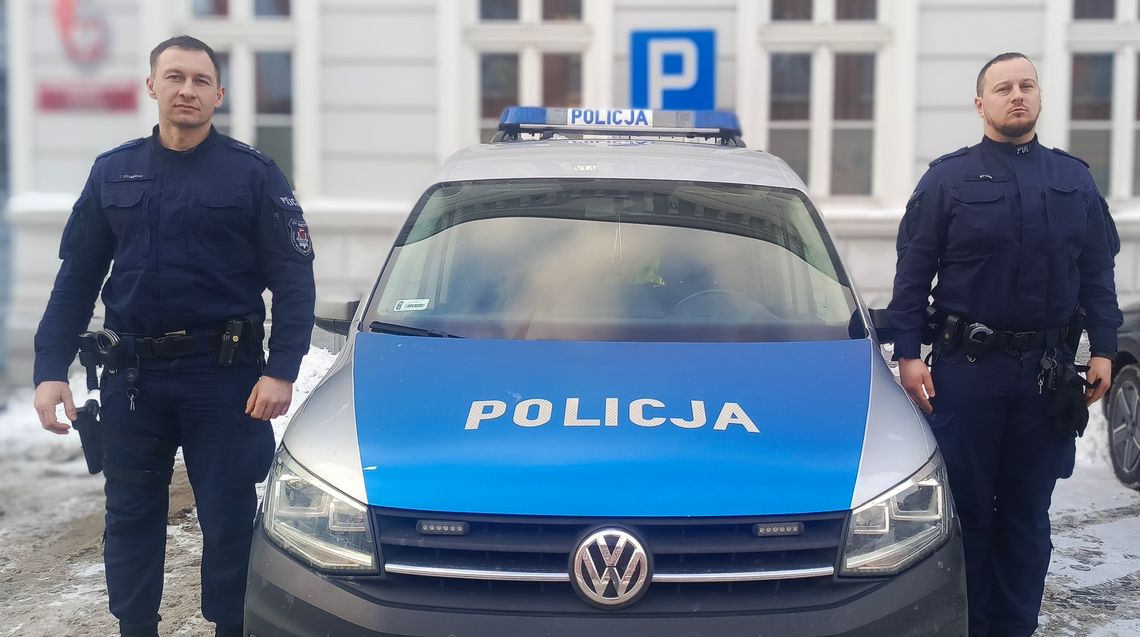 Policjanci z regionu wynieśli mężczyznę z pożaru