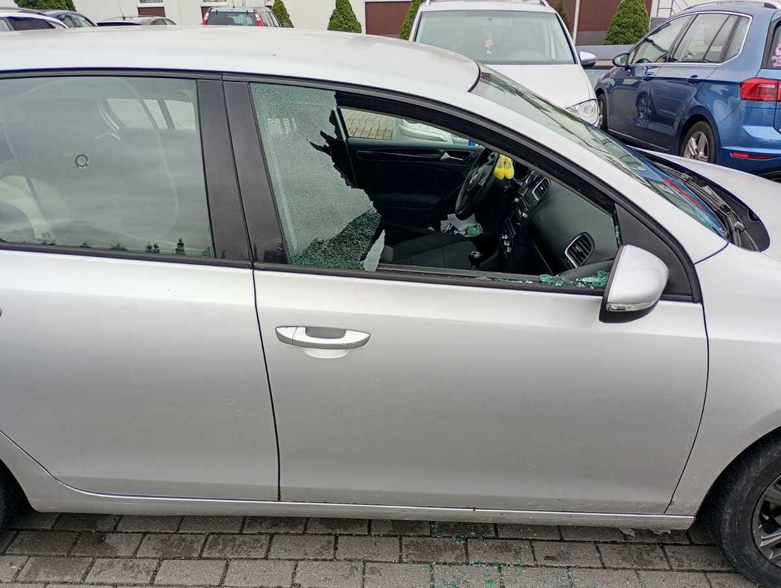 Policjant wybił szybę w samochodzie, by ratować 1,5 roczne dziecko
