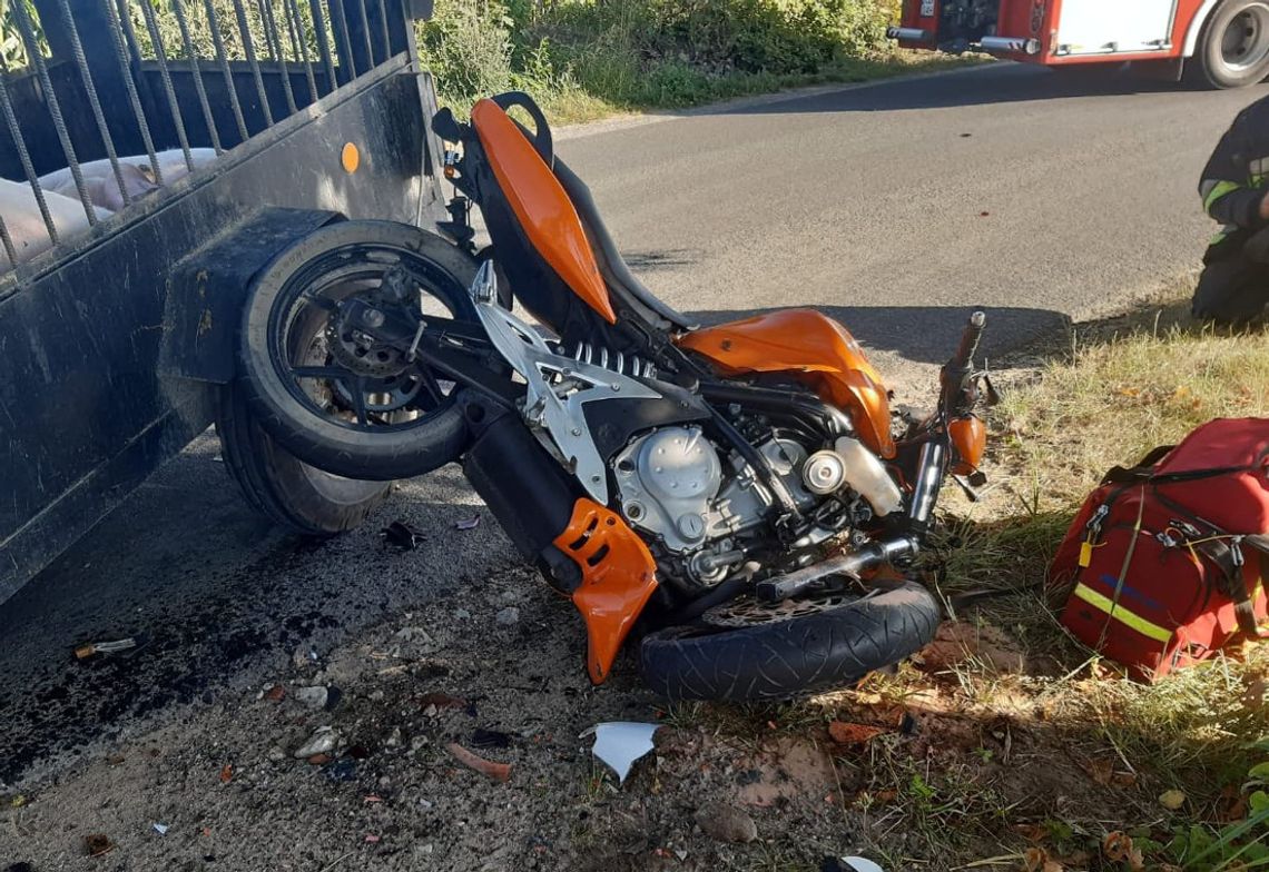Poważny wypadek w regionie. Motocyklista zderzył się z ciągnikiem rolniczym
