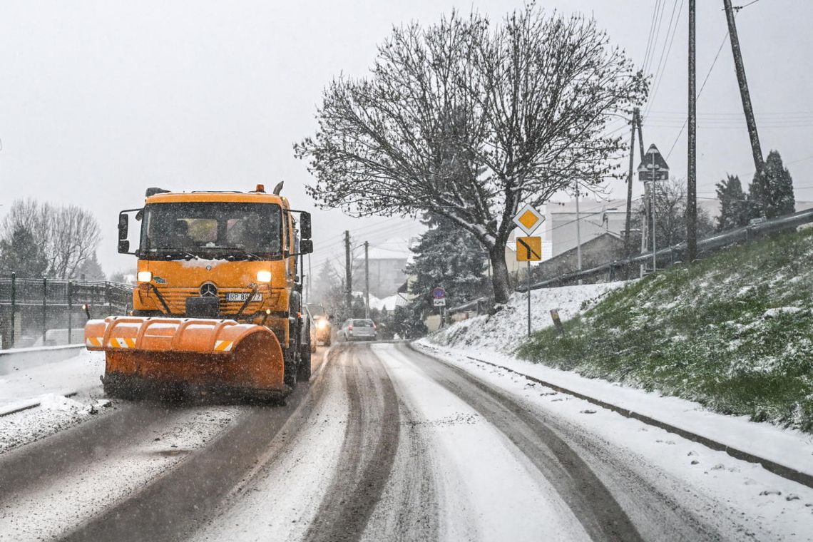 Prawie 1,3 tys. pojazdów GDDKiA walczy ze śniegiem i błotem pośniegowym