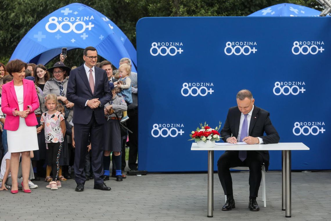Prezydent podpisał nowelizację podnoszącą od 1 stycznia 2024 r. świadczenie 500 plus do 800 zł