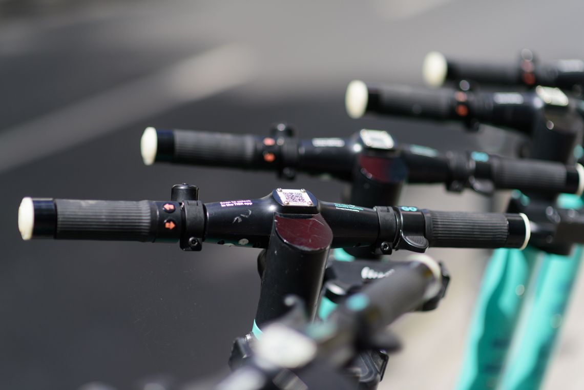 Przypominamy o zmianach w przepisach dotyczących hulajnóg elektrycznych – podwyższenie minimalnego wieku kierującego pojazdem