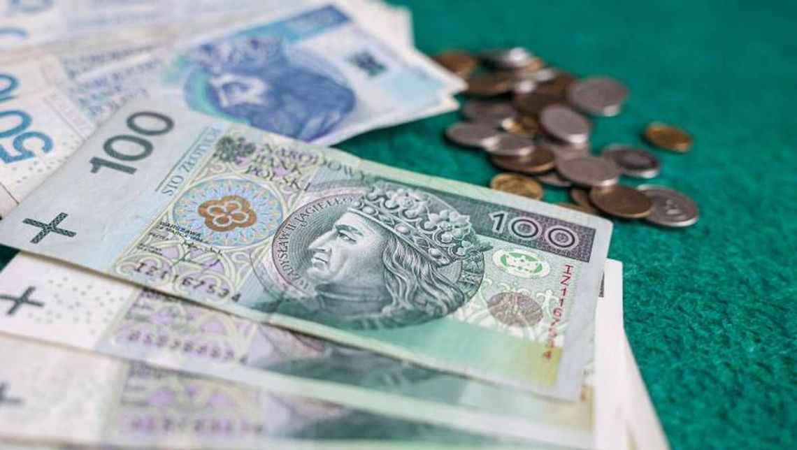 Ruszyły wypłaty trzynastej emerytury; Przed świętami trafi ona do prawie 2,4 mln osób Ruszyły wypłaty trzynastej emerytury; Przed świętami trafi ona do prawie 2,4 mln osób