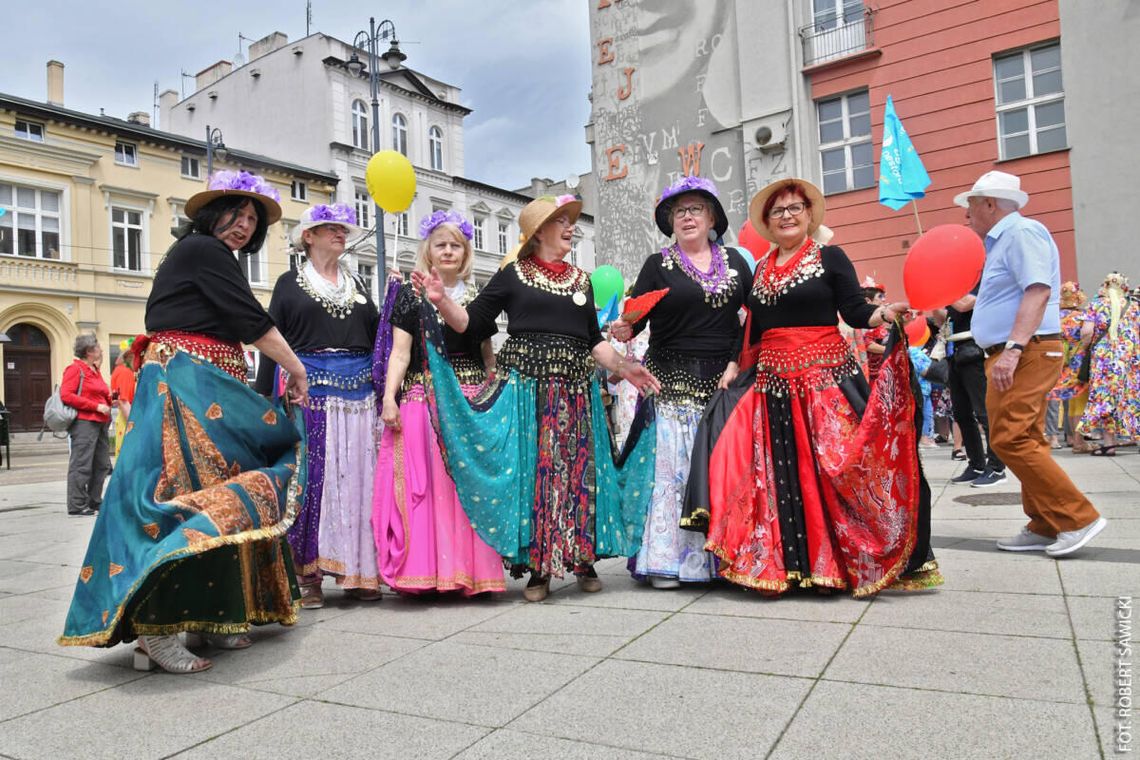Seniorada 2025 - Niepowtarzalne kapelusze na ulicach starówki