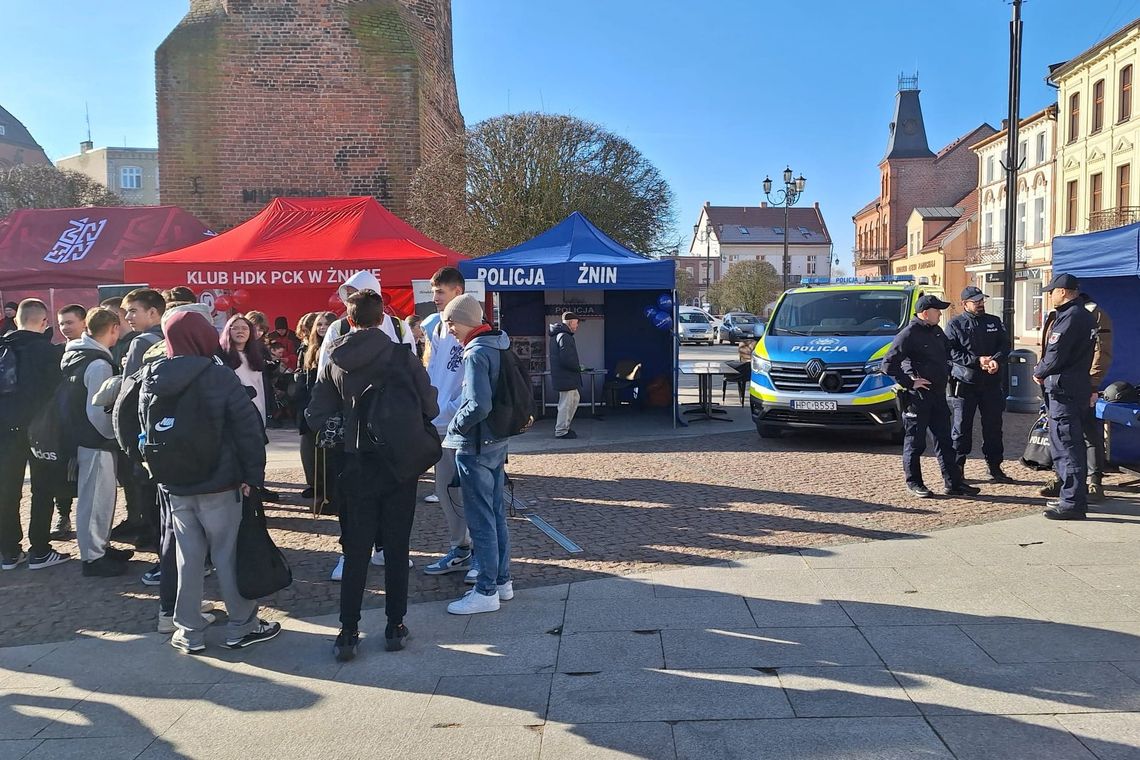 "Spokrewnieni służbą" – akcja krwiodawcza i prezentacja pracy policjantów w Żninie "Spokrewnieni służbą" – akcja krwiodawcza i prezentacja pracy policjantów w Żninie