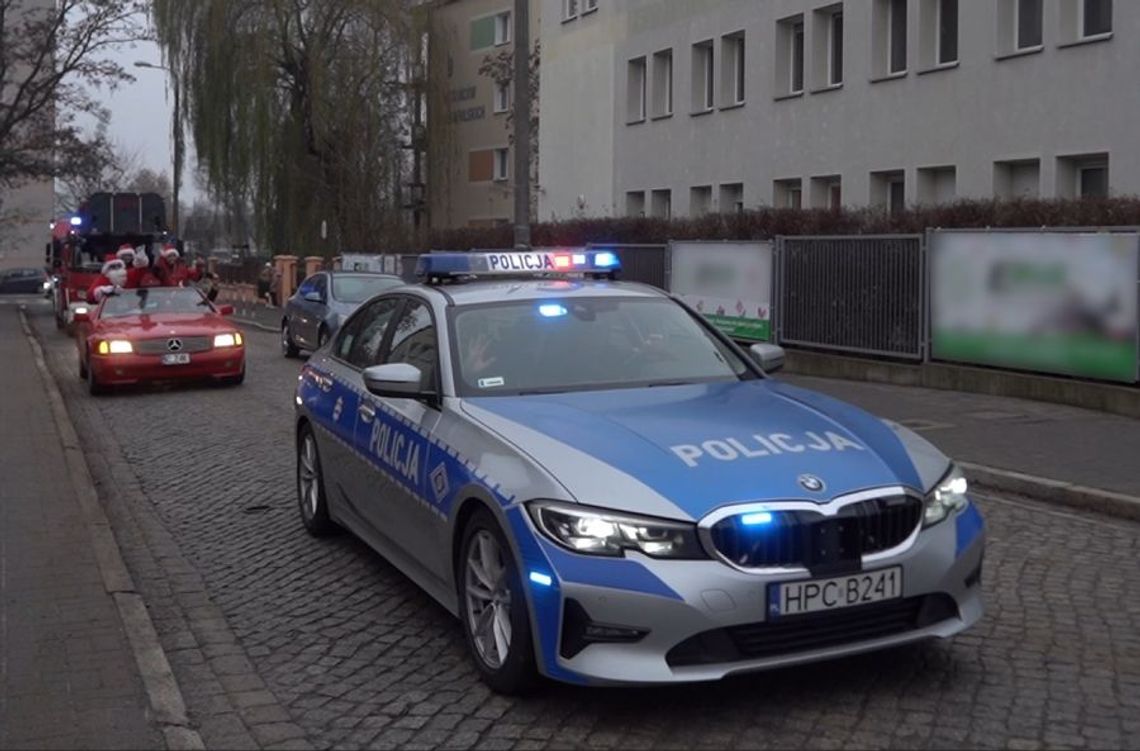 Świąteczny konwój w asyście policjantów i strażaków