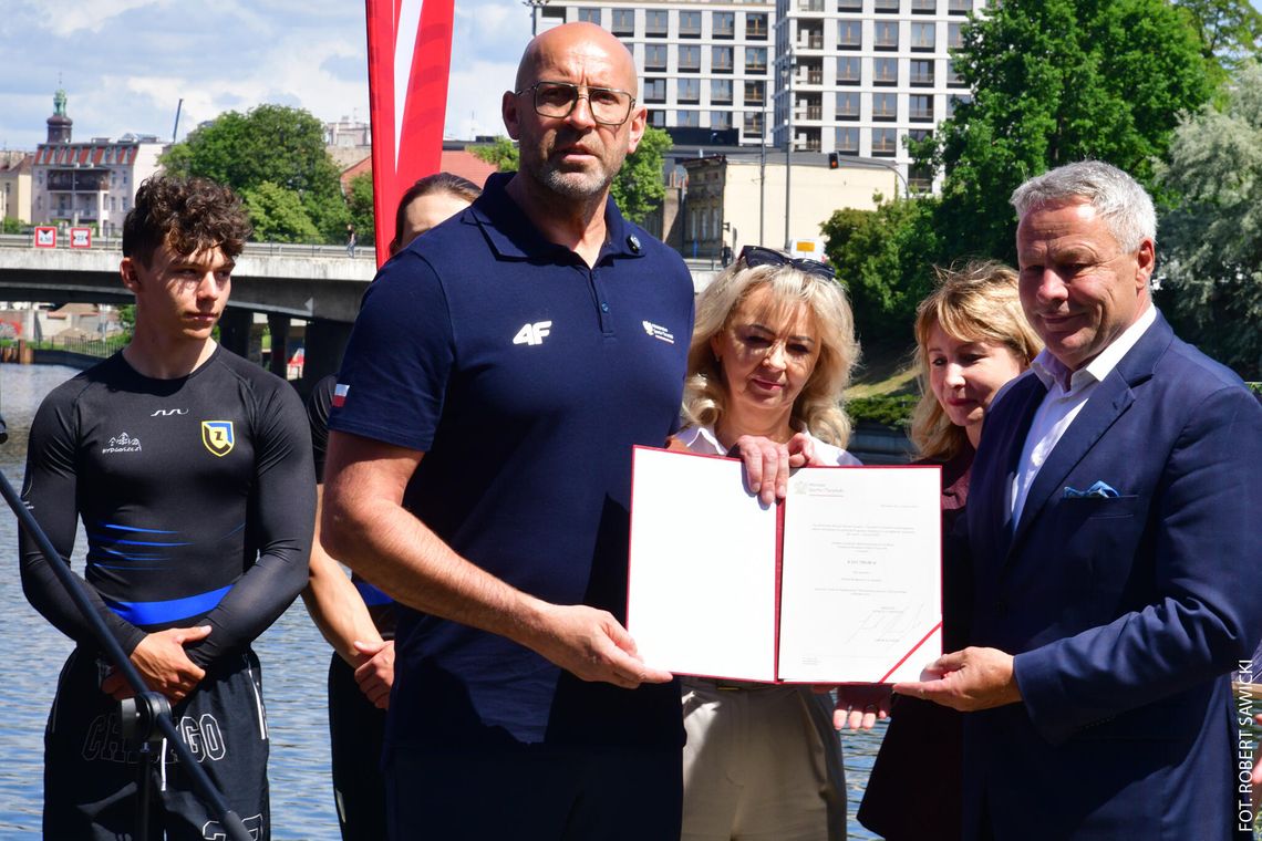 Świetne informacje dla sportu w województwie kujawsko-pomorskim. Minister Sportu i Turystyki, Jakub Rutnicki, wręczył decyzje na projekty o wartości blisko 23 mln zł. Świetne informacje dla sportu w województwie kujawsko-pomorskim. Minister Sportu i Turystyki, Jakub Rutnicki, wręczył decyzje na projekty o wartości blisko 23 mln zł.