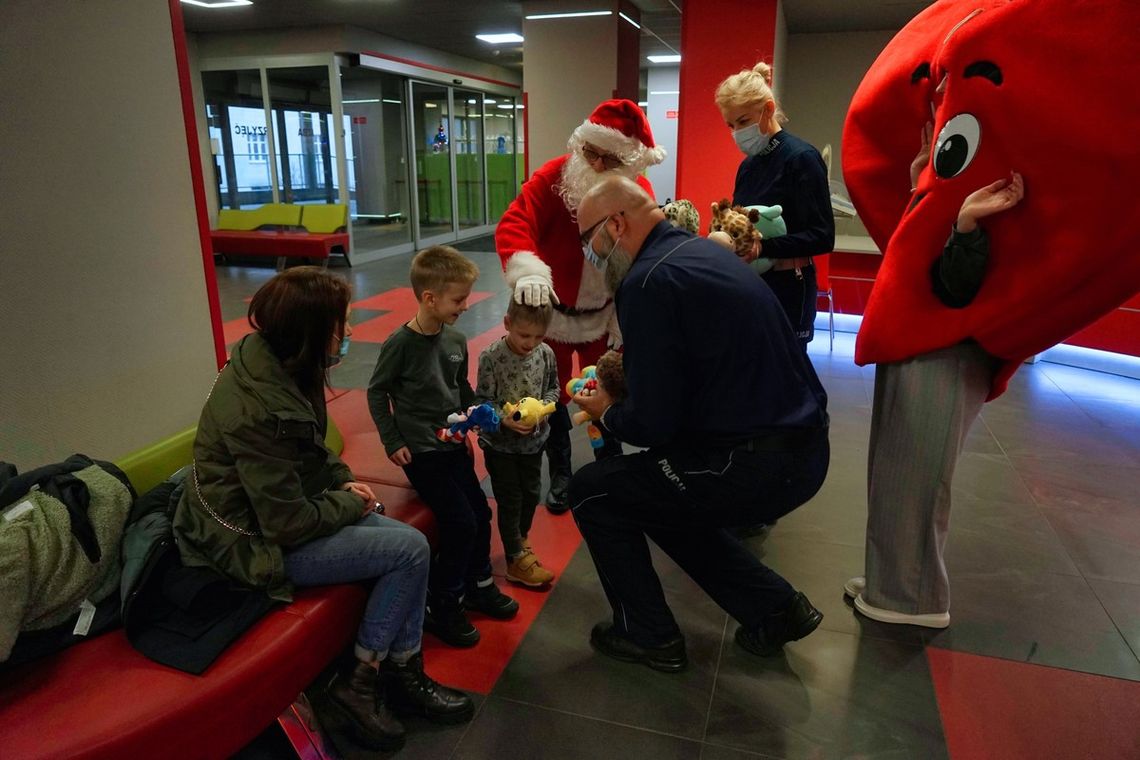 Święty Mikołaj odwiedził dzieci w Wojewódzkim Szpitalu Dziecięcym im. Józefa Brudzińskiego w Bydgoszczy