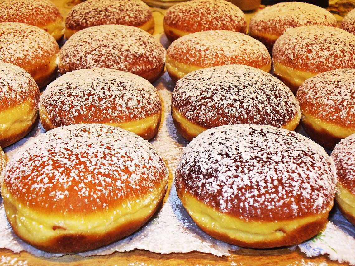 Pączki w Bydgoszczy. Dla odważnych z adwokatem, pistacją, a nawet z mięsem!