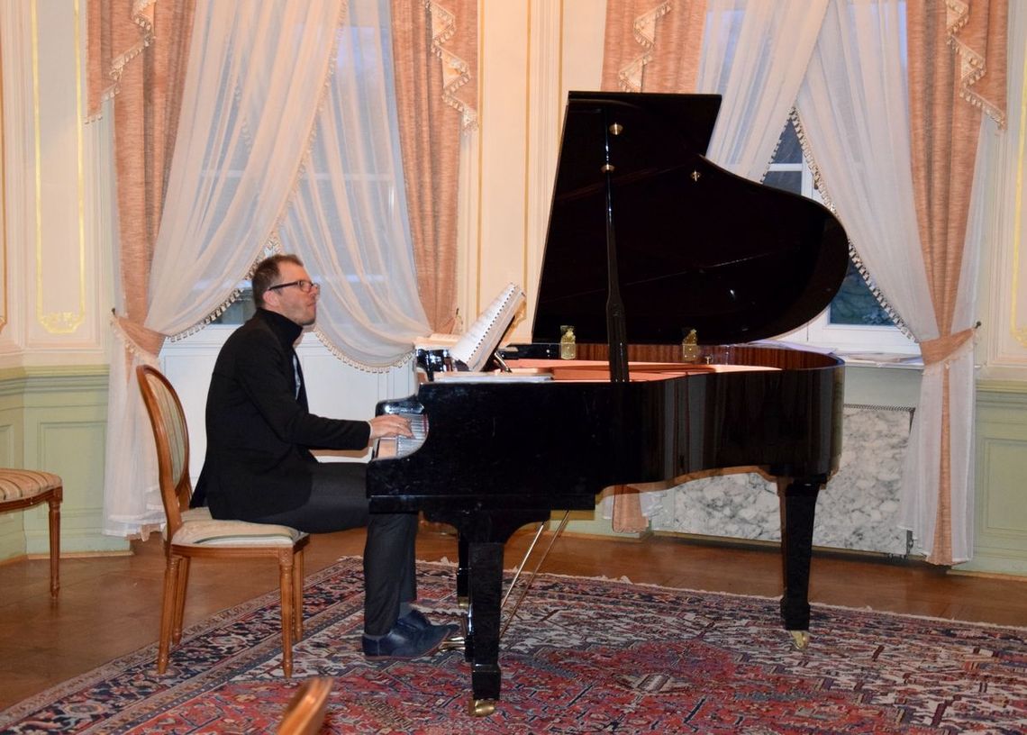Tomasz Gumiela - przeboje muzyki klasycznej, czyli muzyczny salon w Pałacu Nowym