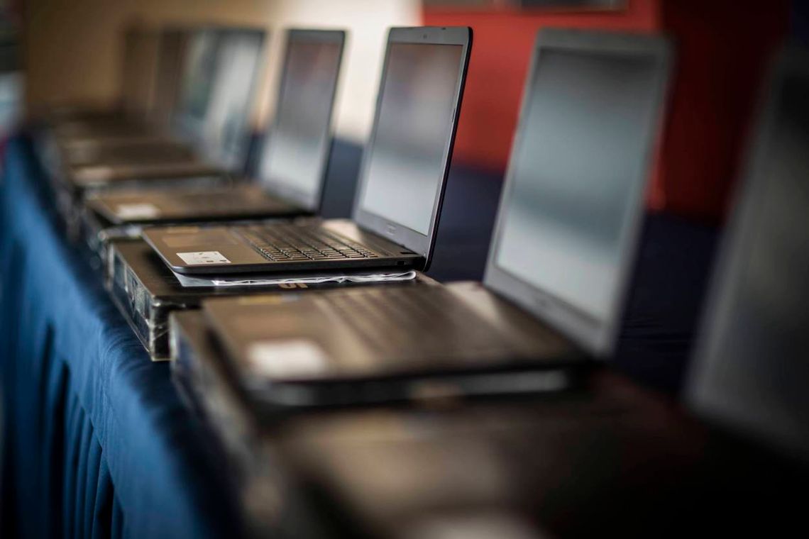 Uczniowie czwartej klasy szkoły podstawowej do końca grudnia mają otrzymać laptopy