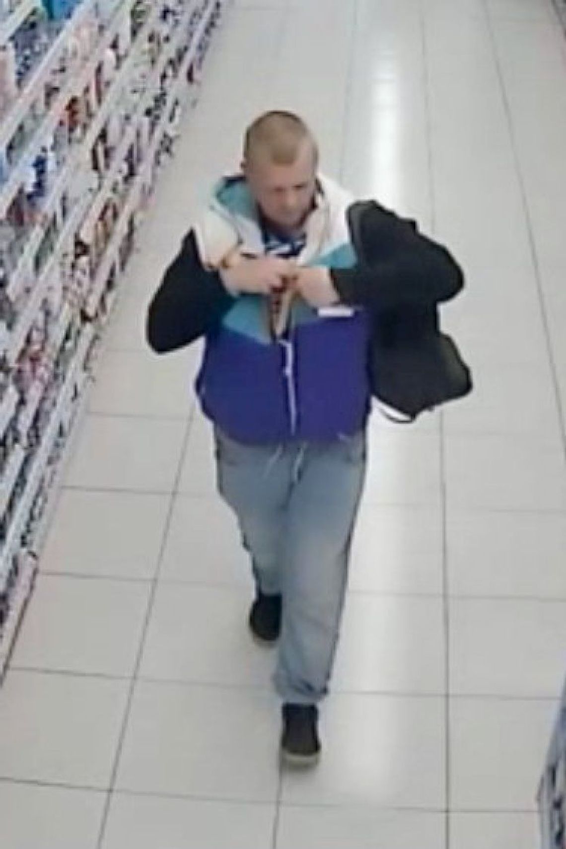 Ukradł artykuły drogeryjne ze sklepu w Koronowie. Rozpoznajesz go? [FOTO]