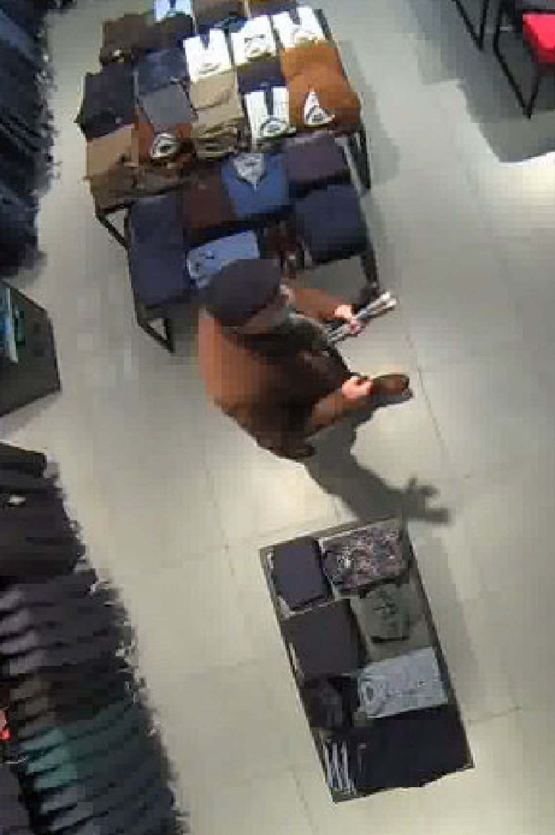 Ukradł skórzaną kurtkę ze sklepu w Zielonych Arkadach. Rozpoznajesz go? 