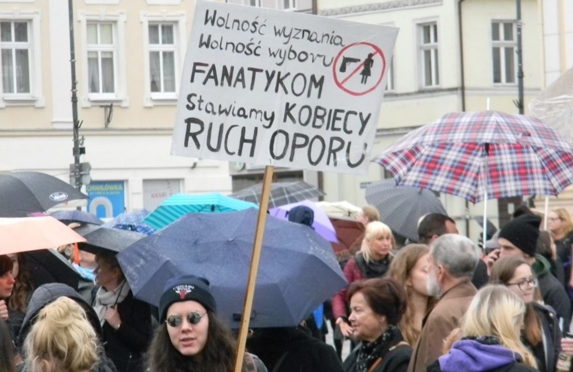 W obronie kobiet. Bydgoszcz nie składa parasolek!