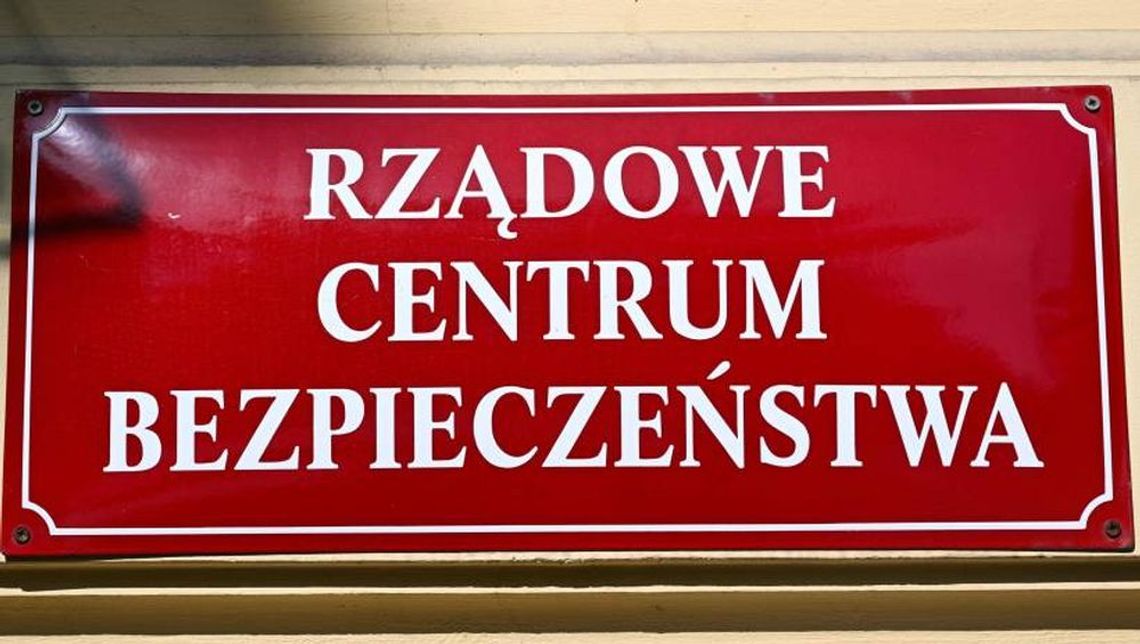 W piątek Rządowe Centrum Bezpieczeństwa wysłało do odbiorców w całym kraju alert, w którym zachęca do pobrania „Poradnika bezpieczeństwa” w wersji cyfrowej.