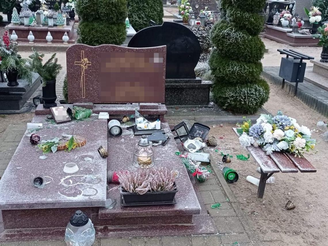 Wandal, który zdemolował groby na cmentarzu w Piotrkowie Kujawskim już usłyszał zarzuty