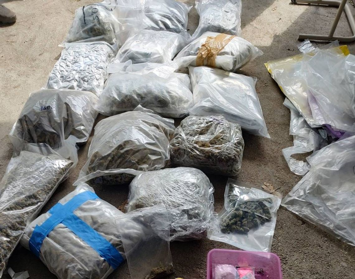 22-latek z Wyżyn aresztowany w swoim garażu. Trzymał w nim ponad 14 kg marihuany