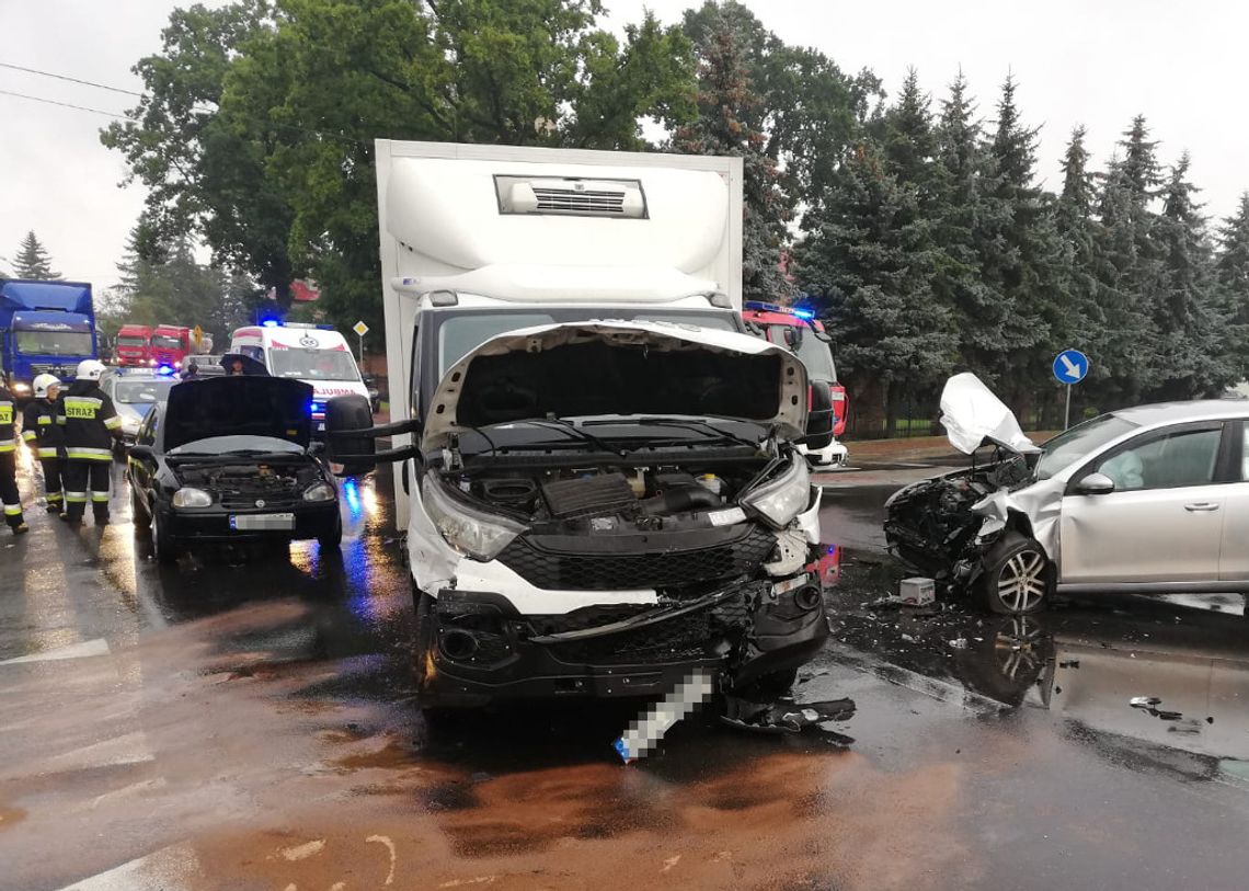 Wypadek z udziałem trzech pojazdów w Osieku. Jedna osoba poszkodowana trafiła do szpitala 