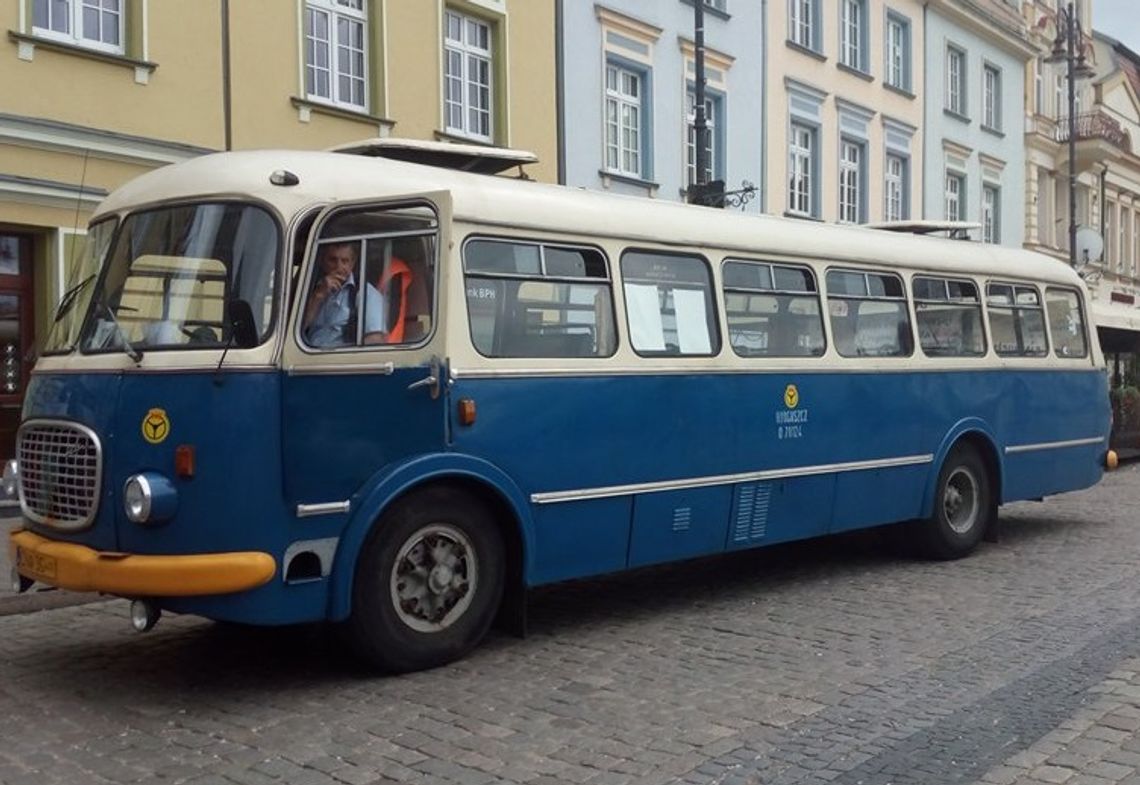 Zabytkowe autobusy i tramwaje na Mikołajki