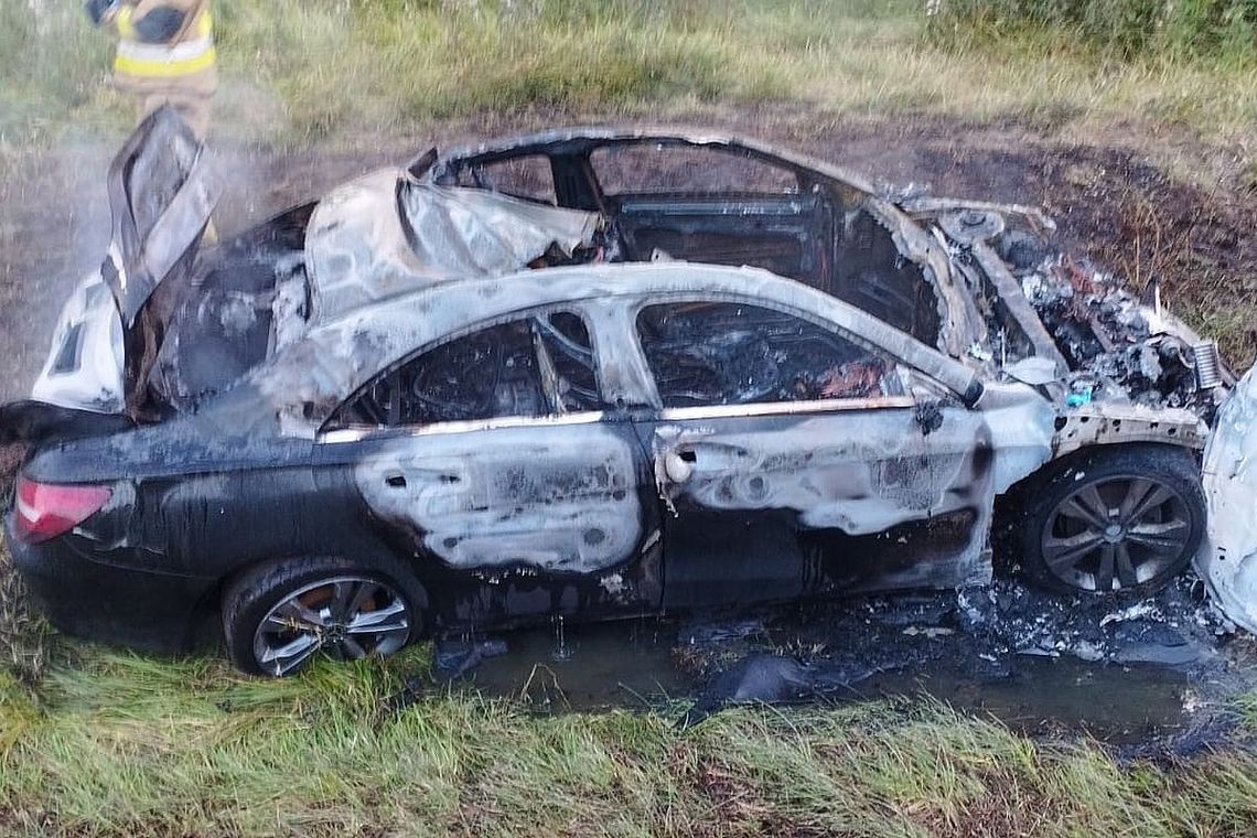 Zderzenie z łosiem na drodze w regionie. Auto stanęło w płomieniach