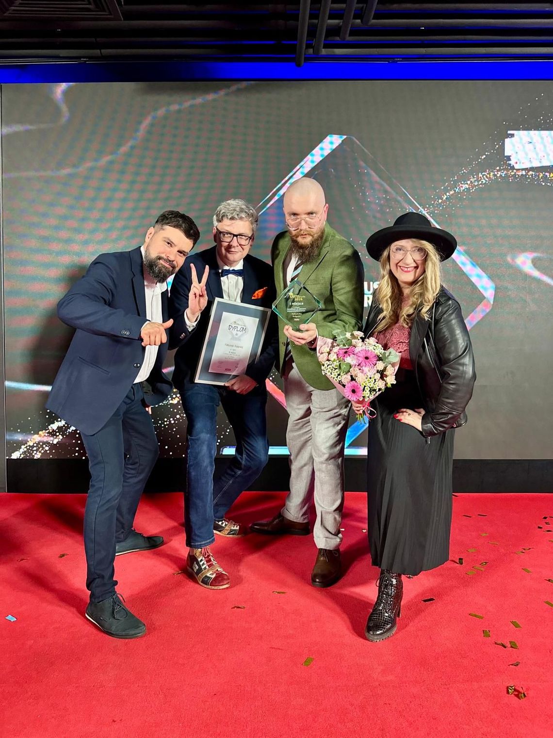 Zespół uczelnianego Działu Informacji i Promocji Politechniki Bydgoskiej z prestiżową nagrodą magazynu Perspektywy