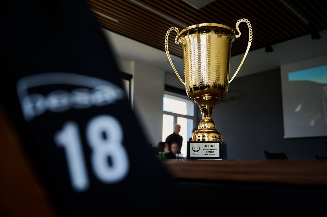 Złote koszykarki MUKS Bydgoszcz z wizytą w PESA. Gratulacje dla Mistrzyń Polski U-13.